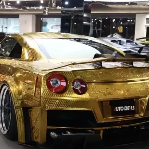 جي تي آر مغطاة بالذهب معروضة للبيع في دبي منذ سنوات.. لكن لا أحد يريدها