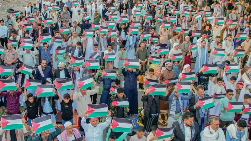 أعلام فلسطين حاضرة في صلاة العيد