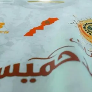 قميص رياضي يثير الجدل بين المغرب والجزائر والكاف تدخل على الخط، ما القصة؟