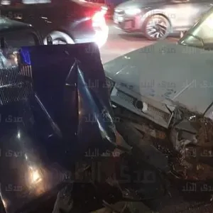أمن القاهرة: رفع حطام 3 سيارات صدمها ونش بجسر السويس.. صور