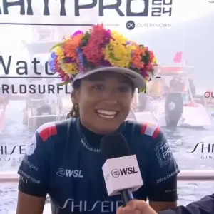 فيديو. فوز أول امرأة تاهيتية ببطولة الدوري العالمي لركوب الأمواج
