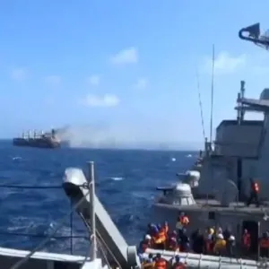 القيادة المركزية الأمريكية: صاروخ حوثي أصاب ناقلة نفط في البحر الأحمر