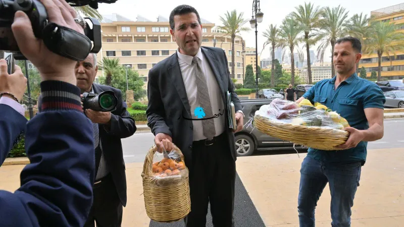 وزير الزراعة يحضر إلى جلسة الحكومة حاملاً سلّة من الفاكهة: حكماً سننتصر (صور - فيديو)