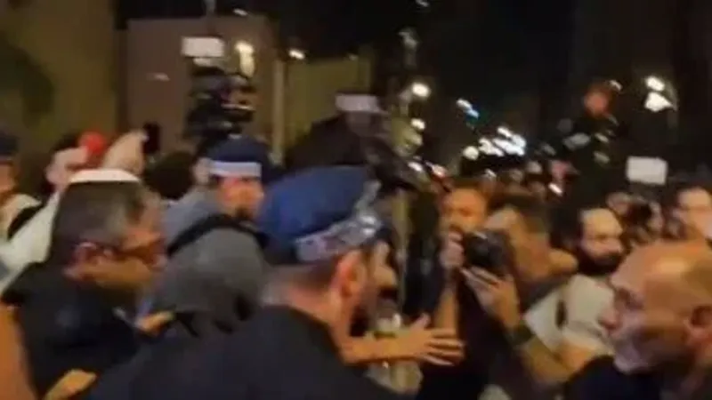 متظاهرون يرشقون وزير الأمن القومى الإسرائيلى بن غفير بالأحذية.. فيديو