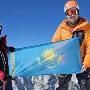 فريق كازاخستاني يصعد إلى قمة "إيفرست" تخليدا لذكرى أبطال الحرب الوطنية العظمى