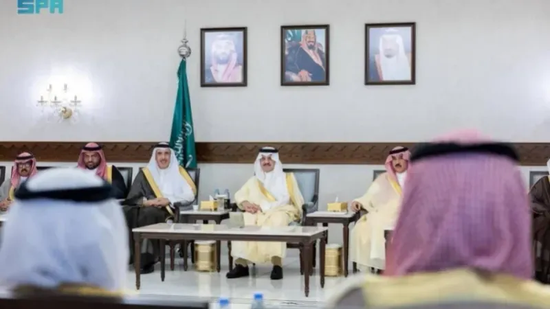 أمير المنطقة الشرقية يستقبل أعضاء الجمعية السعودية لكتاب الرأي
