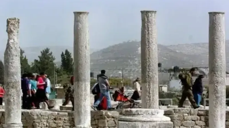 مئات المستوطنين يقتحمون الموقع الأثري في سبسطية
