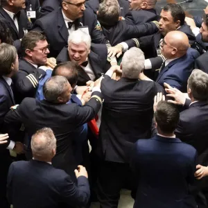 شاهد: عراك عنيف في البرلمان الإيطالي بعد التصويت على قانون الحكم الذاتي