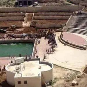 مستوطنون يقتحمون منطقة الكرمل الأثرية في يطا