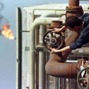 النفط والغاز تنفي وجود فقرات في الموازنة "تجعل الشركات النفطية خاسرة"