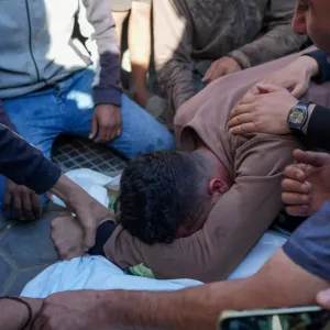فيديو. صلاة الجنازة بعد مقتل 11 شخصا بينهم 3 أطفال وسط القطاع