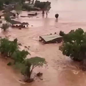 لحظة إنقاذ طفل من قبل ضباط الجيش البرازيلي، كان محاصراً داخل منزل غمرته المياه بعد أن ضربت الفيضانات القاتلة جنوب البلاد