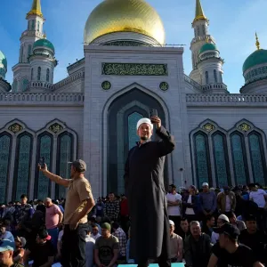 شاهد: الآلاف يؤدون صلاة عيد الأضحى في موسكو.. والرئيس الشيشاني يتمنى أن لا تندلع حروب آخرى