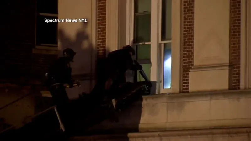 رغم تحصين المتظاهرين الأبواب.. شاهد كيف دخلت شرطة نيويورك مبنى جامعة كولومبيا