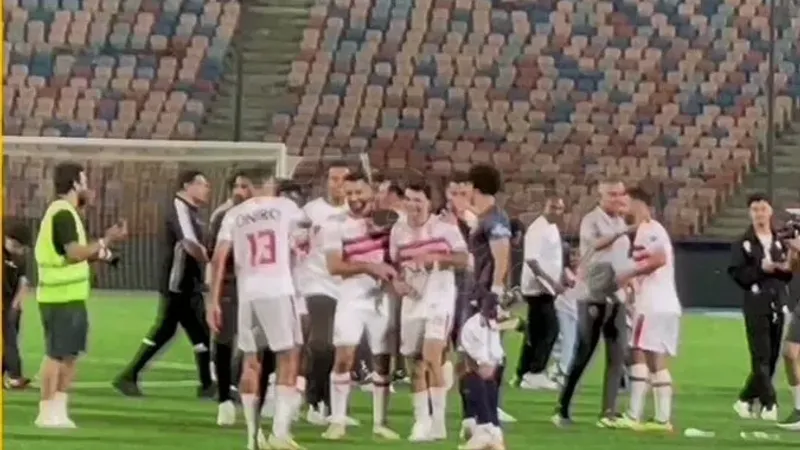 تحية لاعبي الزمالك للجماهير التي ساندتهم بعد الفوز على البنك الأهلي   : هلال عادل