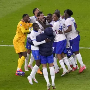 فرنسا «العاجزة» تستمتع بأول فوز بركلات الترجيح منذ 1998
