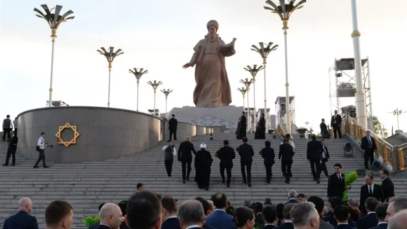 تركمانستان تكرم شاعراً بارزاً بتمثال ضخم