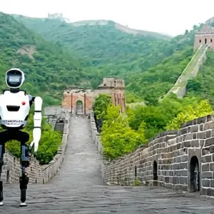 لأول مرة في العالم.. روبوت يمشي كالإنسان على سور الصين العظيم (فيديو)