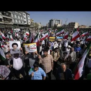 إيرانيون يملأون شوارع طهران ويرددون "الموت لإسرائيل" بعد ساعات من تنفيذ تل أبيب غارة جوية على أصفهان