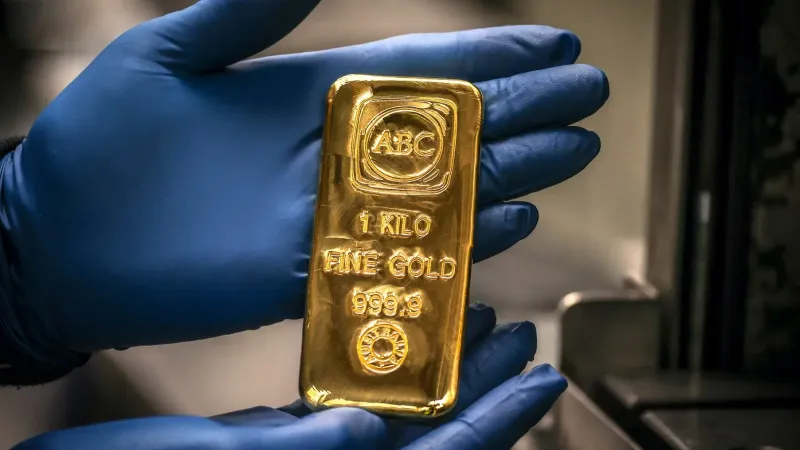 الذهب يتراجع على وقع جني الأرباح وترقب محضر الفدرالي الأميركي