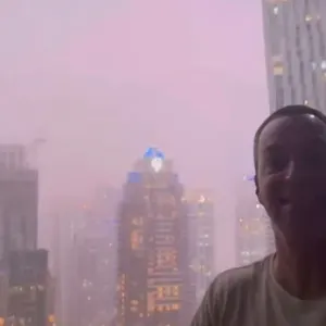 شاهد: سائح أجنبي يوثق منظر البرق في سماء دبي.. ويعلق: أول مرة بحياتي أشوفه بهذا الشكل!