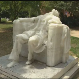 الحرارة تُذيب رأس تمثال لينكولن في واشنطن (صور)