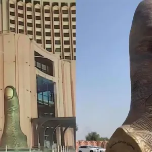 تمثال "الإصبع" في بغداد يثير عاصفة من الانتقادات والسخرية