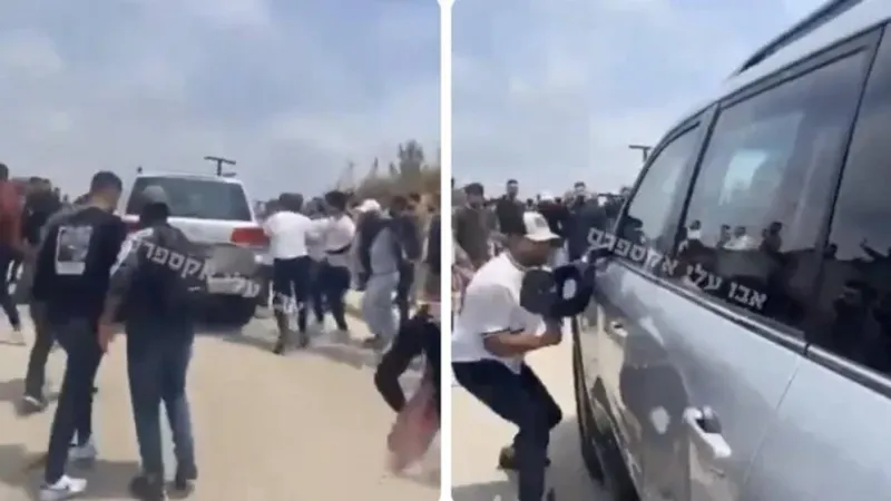 شاهد.. طلاب فلسطينيون يعتدون على السفير الألماني ويحطمون سيارته في الضفة الغربية