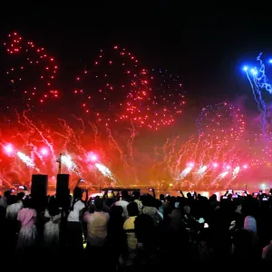 الألعاب النارية تضيء سماء الدوحة احتفالاً بالعيد