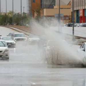 أمطار غزيرة تغلق المدارس بالسعودية .. والإمارات ترفع حالة التأهب