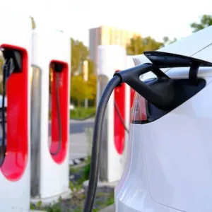 دراسة: نصف عملاء السيارات الكهربائية يريدون العودة لسيارات الوقود
