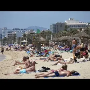 شاهد: آلاف المحتجين على السياحة المفرطة في مايوركا الإسبانية ودعوات لاحتلال الشواطئ