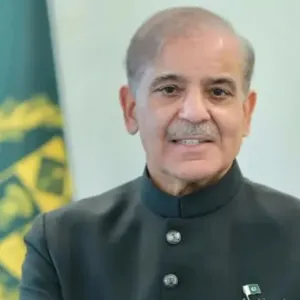 رئيس الوزراء الباكستاني يؤدي مناسك العمرة