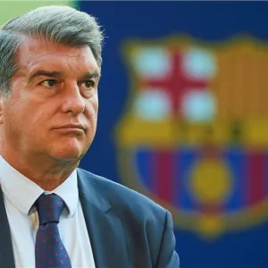 رئيس نادي برشلونة يلوح بطلب إعادة الكلاسيكو