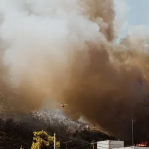 اليونان تحذر من مخاطر اندلاع حرائق خطيرة بوسط وغرب البلاد