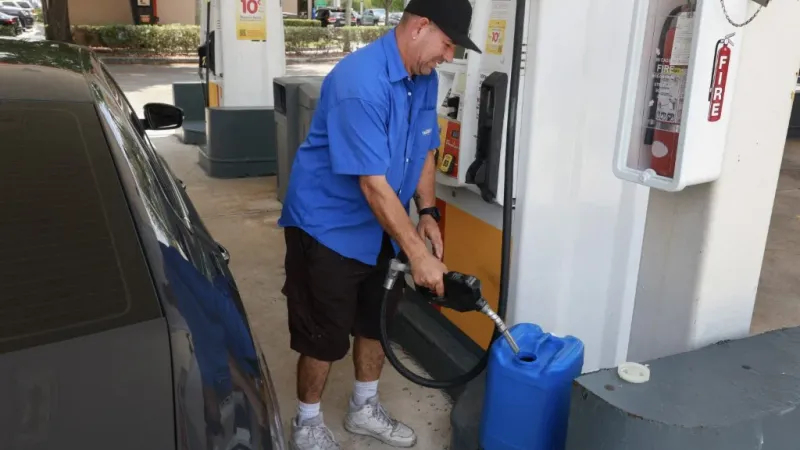 بايدن يأمر بضخ مليون برميل من البنزين لخفض الأسعار في المحطات قبل 4 يوليو