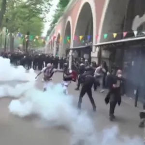 فيديو. مواجهات بين الشرطة ومتظاهرين في باريس خلال عيد العمال.. وفلسطين حاضرة هنا أيضا https://arabic.euronews.com/video/2024/05/01/watch-paris-police-...