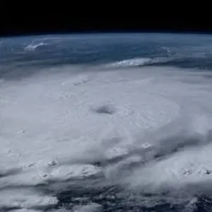 أحد رواد ناسا يلتقط صورا من الفضاء لإعصار بيريل