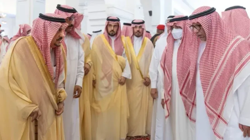 أمير الرياض يؤدي صلاة الميت على عبدالرحمن بن معمر