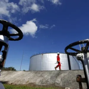 النفط يرتفع 1 % بعد انخفاض مخزونات الخام الأمريكية