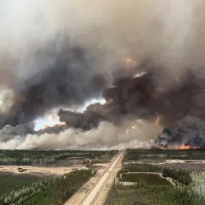 الحرائق تجتاح غرب كندا وتجبر آلاف السكان على الإخلاء