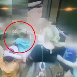 جري 7 أدوار .. حارس عقار ينقذ فتاة حشر ذراعها في مصعد بنيوجرسي|فيديو