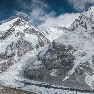 رجلان يحطمان الرقم القياسي لعدد مرات تسلق أعلى جبل في العالم