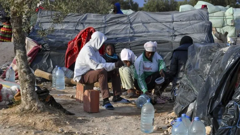تونس: إجلاء قسري لمئات المهاجرين المتحدّرين من جنوب الصحراء من مخيّمات في العاصمة