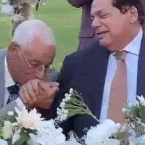 بالفيديو | جدل في مصر بسبب قُبلة حسام موافي ليد أبو العينين