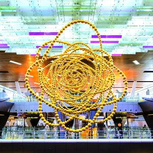 مطار حمد يعرض أعمالا فنية توفر أجواء سفر مثالية