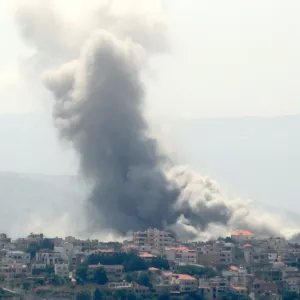 مراسلتنا: غارة إسرائيلية تستهدف مبنى شمال مدينة النبطية في عمق الجنوب اللبناني (فيديوهات)