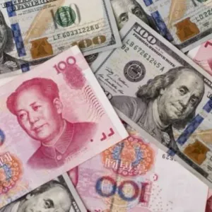 اليوان الصيني يوقف تراجعه أمام الدولار ويسجل ارتفاعا طفيفا