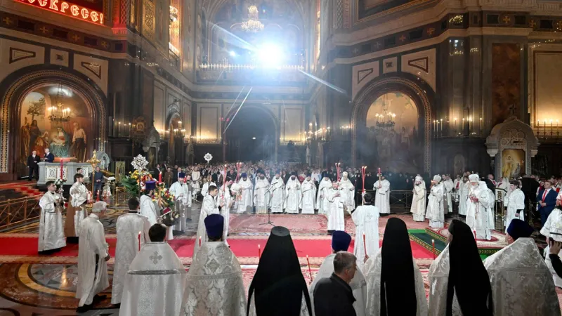 بوتين يحضر قداس عيد القيامة في موسكو