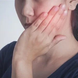 طبيبة تحذر: ألم الأسنان في الشتاء علامة على نقص هذا المعدن